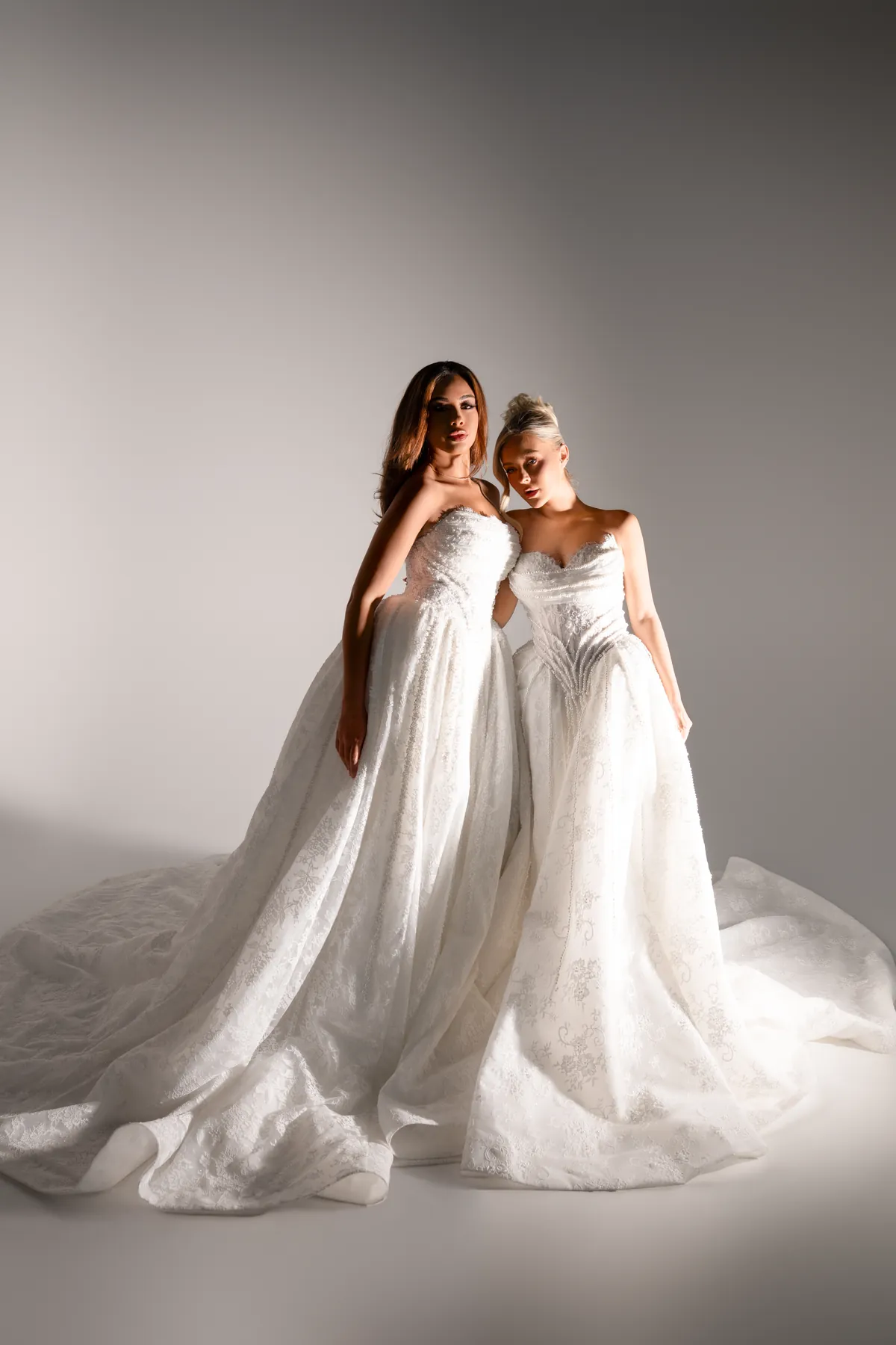 Deux mariées en robes Umel Couture en studio