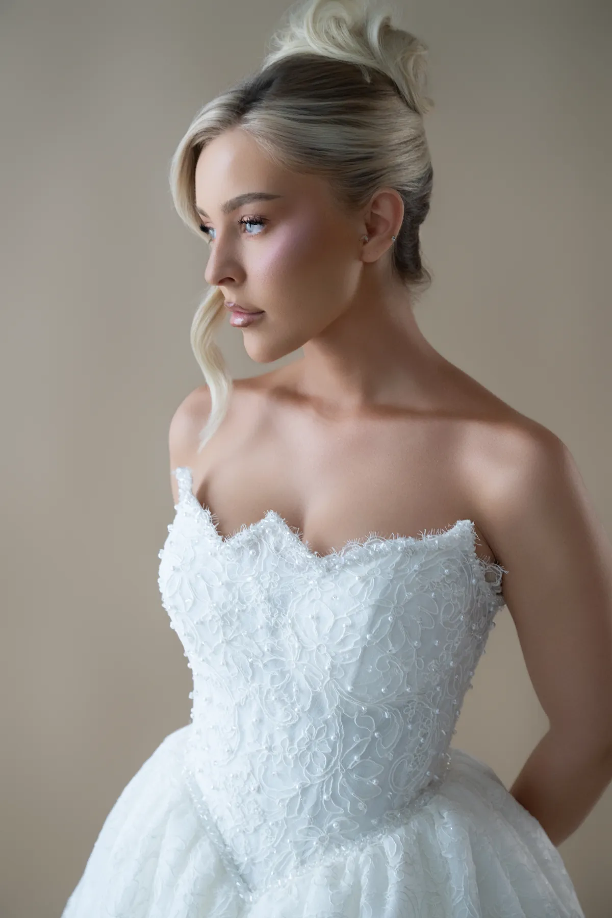Portrait en robe bustier brodée